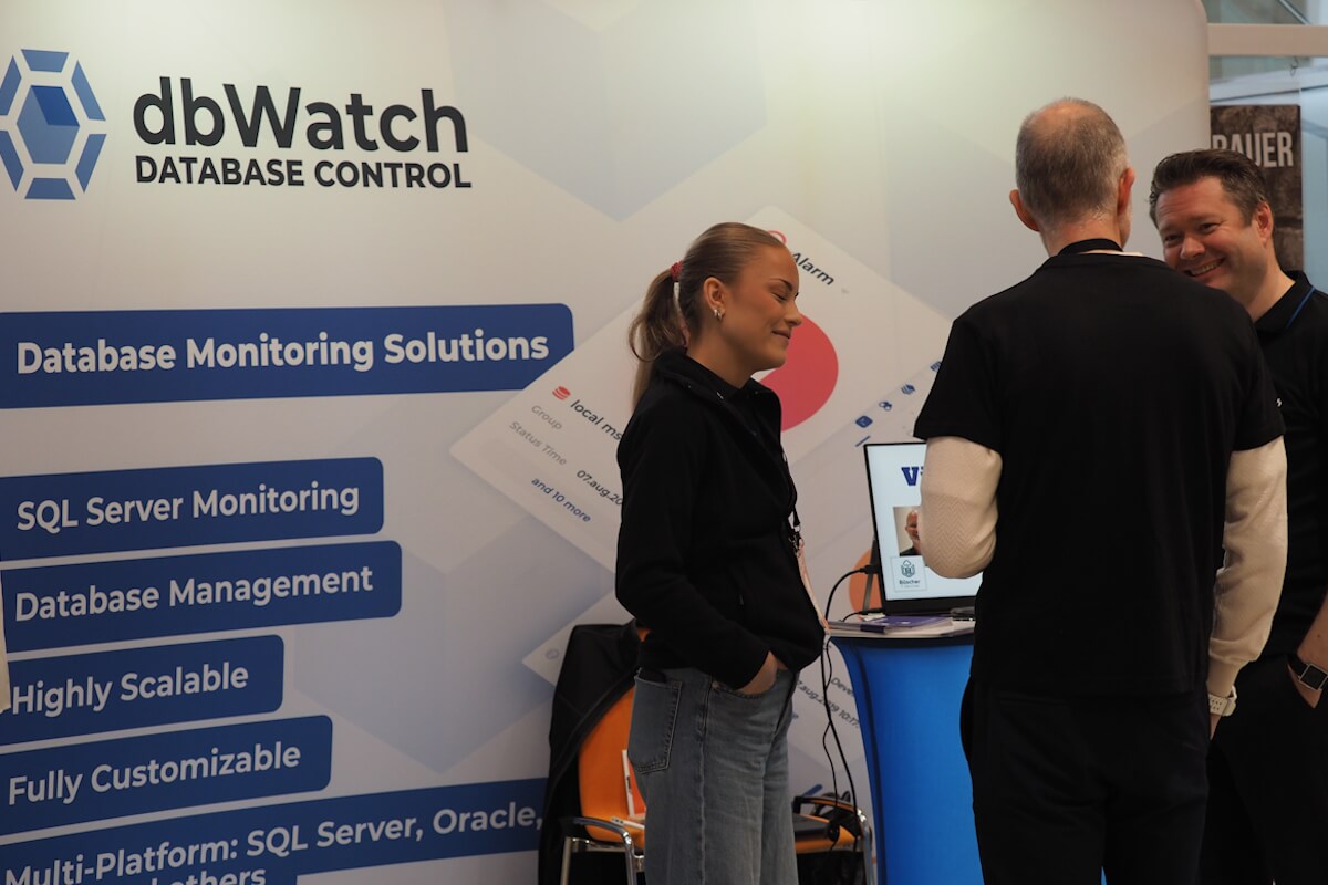 Gespräch am Stand eines SQLdays Partners