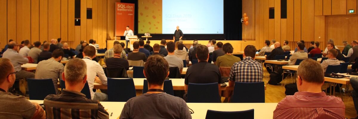 Großer Vortragssaal der SQLdays mit zahlreichen Teilnehmern
